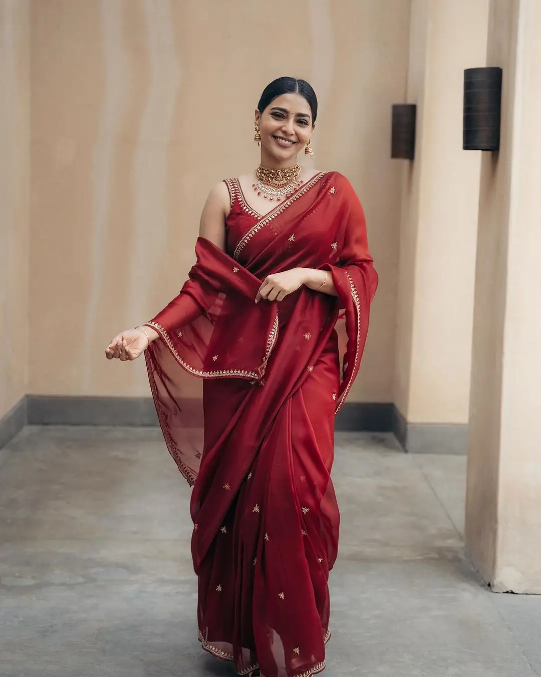 AISHWARYA LEKSHMI IN INDIAN TRADITION RED COLOR SAREE SLEEVELESS BLOUSE